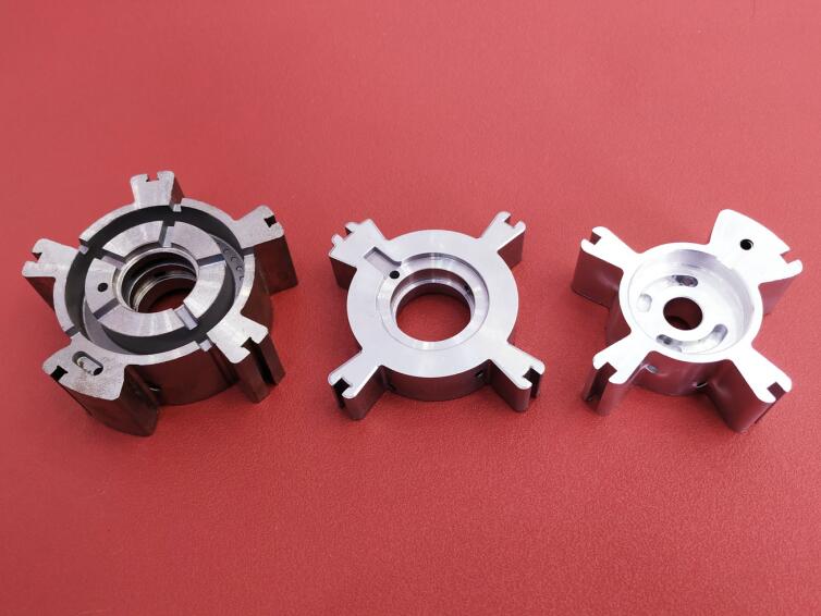 發(fā)動機(jī)相位器轉(zhuǎn)子內(nèi)孔去毛刺，用斯曼克磨粒流效率更高！