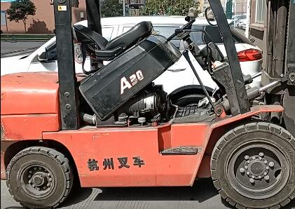 給叉車的液壓閥交叉孔去毛刺，用磨粒流的越來越多！