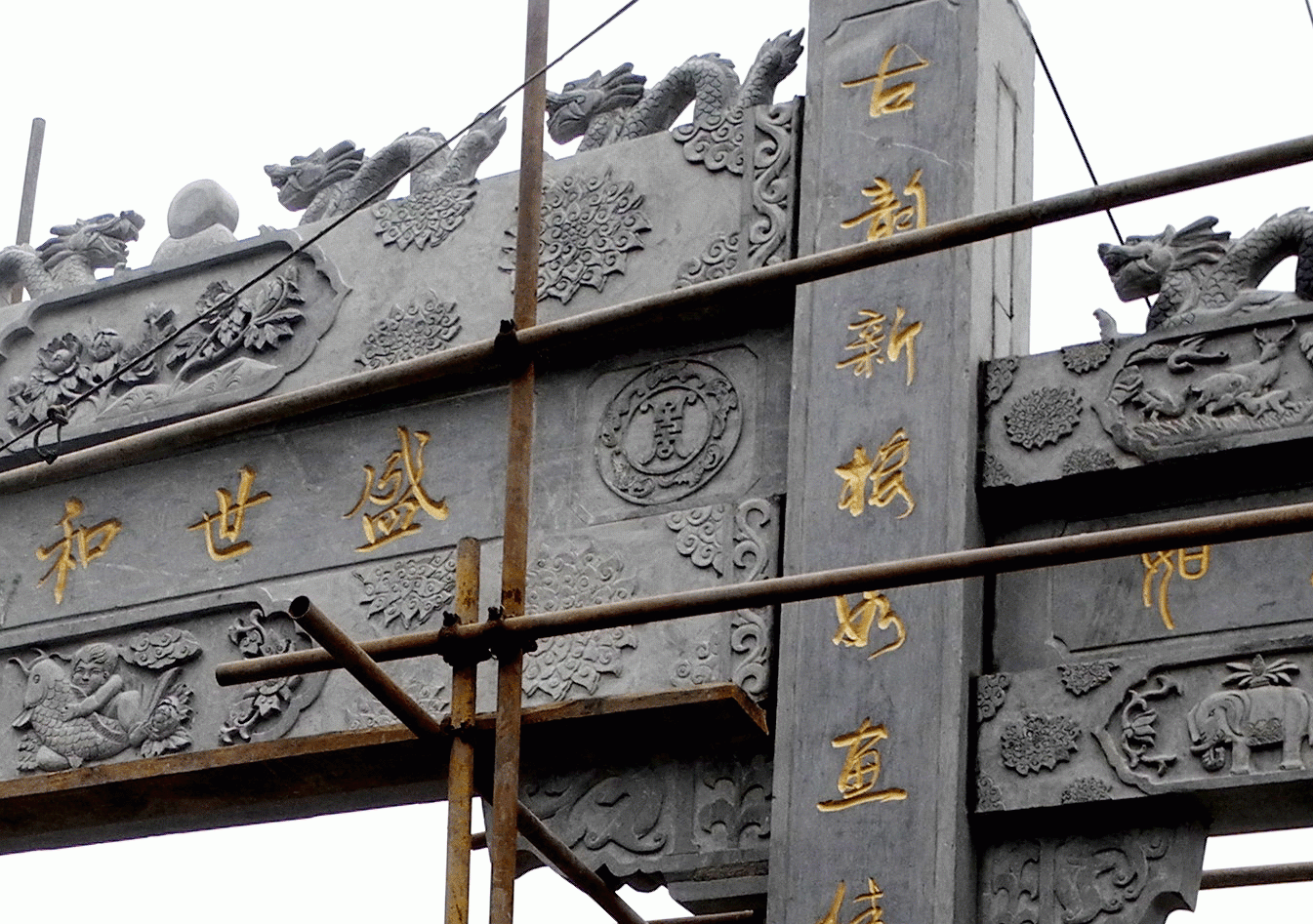 石雕牌坊雕刻的圖案有，中間雕刻的是娃娃抱魚(yú)、富貴牡丹浮雕，橫聯(lián)是錦繡六龍和盛世和諧兩邊雕刻的是五福捧壽浮雕，小門(mén)上雕刻的是吉祥如意，石雕大象和如意組成的吉祥如意圖案，小門(mén)橫梁最上面雕刻的是鹿鶴同春吉祥浮雕。