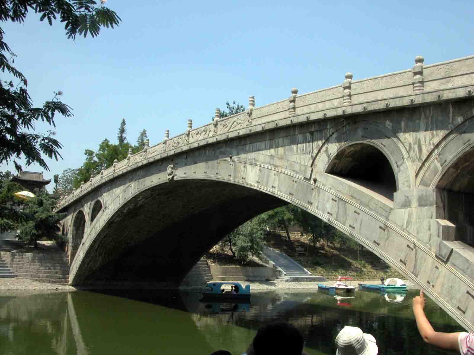 趙州橋的雕刻藝術(shù) 趙州橋入選中國世界紀(jì)錄協(xié)會世界最早的敞肩石拱橋,創(chuàng)造了世界之最。被譽(yù)為“華北四寶之一”。