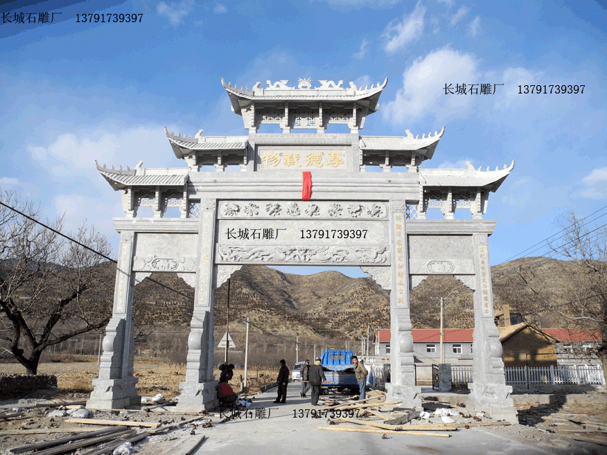 這是安裝在村莊上的石牌坊，雕刻圖案精美，有吉祥八寶雕刻、二龍戲珠雕塑等圖案，這座大門整體氣勢不錯