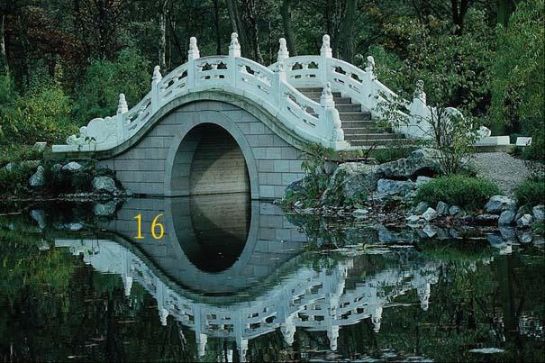 石雕欄桿也叫欄板，石欄桿，宋代稱“勾欄”，多用于須彌座式臺(tái)基上，也有用于普通臺(tái)基上。石雕欄桿一般由望柱、欄板和地袱