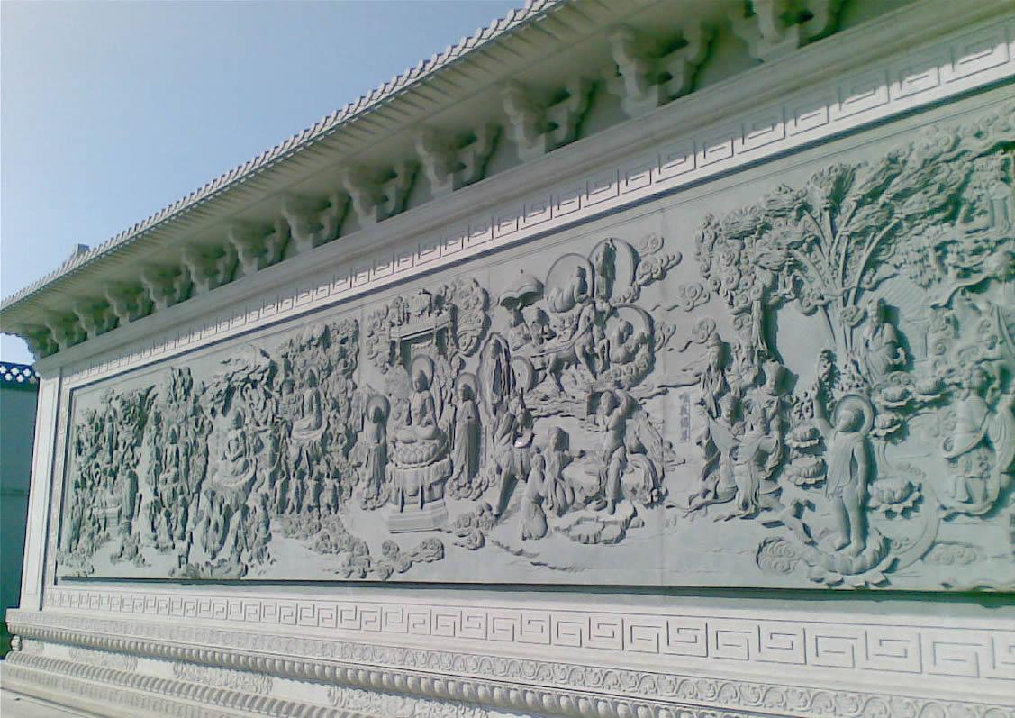 古代的寺廟雕刻往往是以民間藝術(shù)的主趨勢(shì)作為基礎(chǔ)，同時(shí)配合當(dāng)代的政治形勢(shì)需要而偽造太平,因此寺廟雕刻的作品們往往給人一種謙和、寬容的美感。