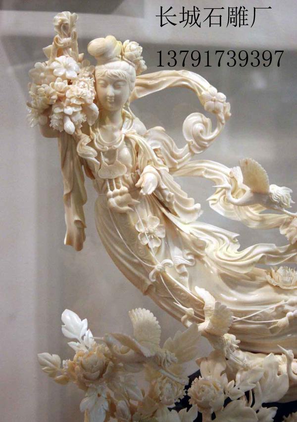 天女散花石雕雕刻作品高80厘米，寬60厘米，北京房山漢白玉料。作者對于該作品，有著自己的評論：“她的獨到之處是能體現(xiàn)她的身材。以前咱們見的都是特別臃腫，她這個呢，根據(jù)東西方結(jié)合，它把人體能體現(xiàn)出來了，能看出她身體的走向，有動感。對雕塑工藝的要求也較高，絲絲縷縷的，是透雕，特別飄逸，飄逸感特別強。”正如作者自己所言，該作品很多部位采用了透雕，對石雕雕刻藝人們的刀工要求是比較苛刻的。只見天女微微彎曲的身軀，按照人體比例和結(jié)構(gòu)進行塑造，身材苗條，腰肢纖細，左手提著花籃，右手正在輕散鮮花，面部露出淡淡的笑，顯得雅致恬美。