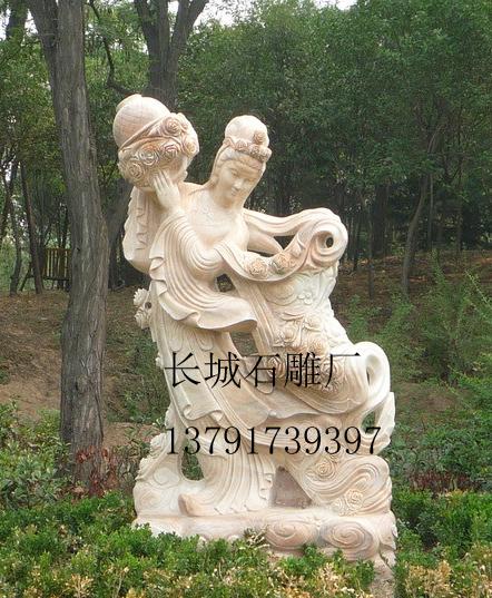 正如作者自己所言，該作品很多部位采用了透雕，對石雕雕刻藝人們的刀工要求是比較苛刻的。只見天女微微彎曲的身軀，按照人體比例和結(jié)構(gòu)進行塑造，身材苗條，腰肢纖細，左手提著花籃，右手正在輕散鮮花，面部露出淡淡的笑，顯得雅致恬美