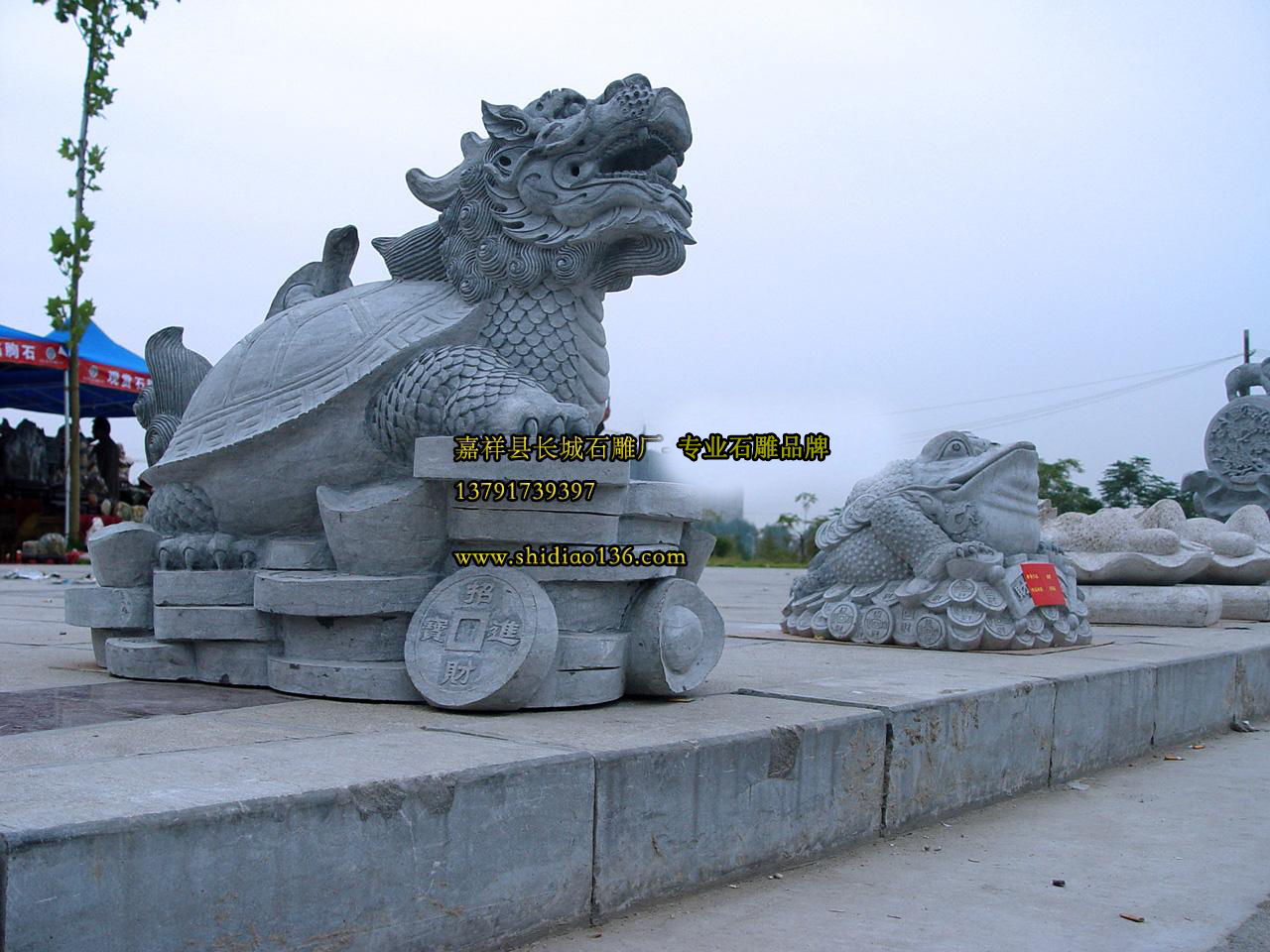 三足石雕金蟾。金蟾要形象生動(dòng)，金蟾---有特殊的形態(tài)。