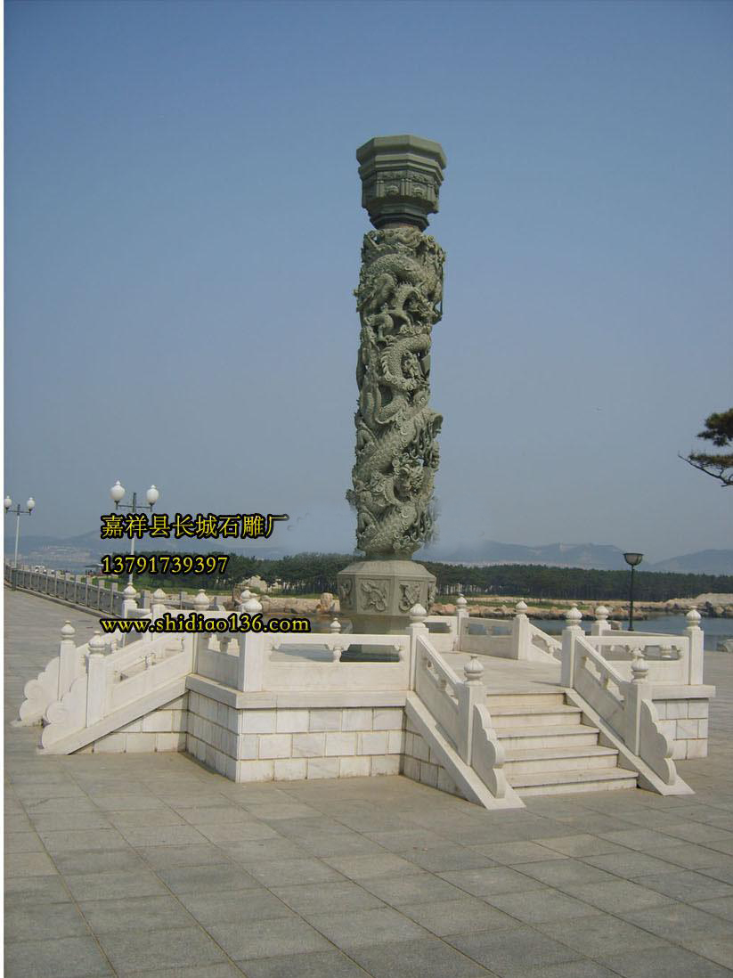 石雕龍柱雕刻的獨(dú)具匠心，剛勁有力，龍首鹿呈現(xiàn)了吉祥如意，他也是我國龍柱雕刻的代表，這幾根龍柱雕刻我們石雕廠花費(fèi)了很大的心血，也成為了石雕龍柱雕刻的楷模。