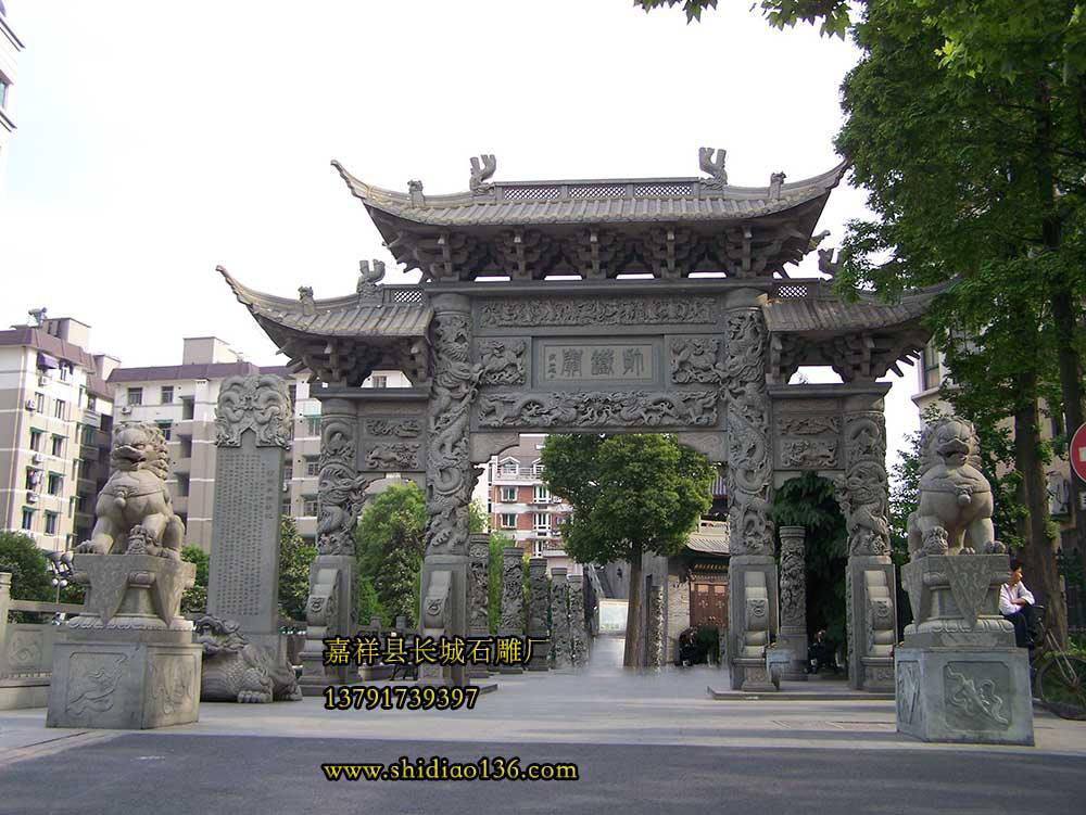 民間石牌坊的技巧性是在技術(shù)過程中，對(duì)某些規(guī)律的認(rèn)識(shí)及運(yùn)用這些規(guī)律的能力。它是熟練的專門化技巧包括對(duì)一定物質(zhì)材料、工具、制作方式的特征和規(guī)律的掌握和運(yùn)用。