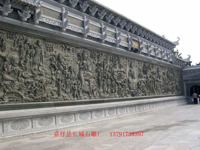 石雕大多以菩薩坐騎為主，例如獅鷺獸，石雕麒麟等，造型逼真大多都是仰望狀，意在上傳天意，下達(dá)民情，，有著體恤百姓，聆聽(tīng)信徒心愿之意。