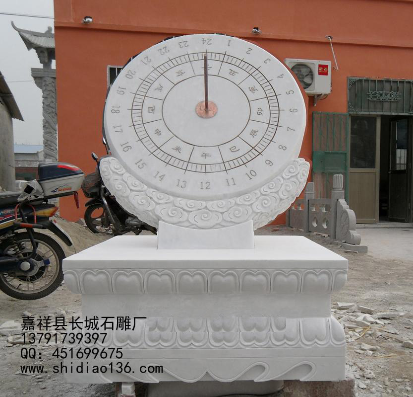從古代延伸到現(xiàn)代，日晷雕刻的用途也從原本的計時性質(zhì)，慢慢的多了觀賞的藝術(shù)價值。長城石雕出品的日晷雕刻，就是計時和觀賞價值都非常高的藝術(shù)品，在游覽碼頭、公園等景點位置，都能看到一個個古典藝術(shù)的日晷裝飾了我們的生活！
