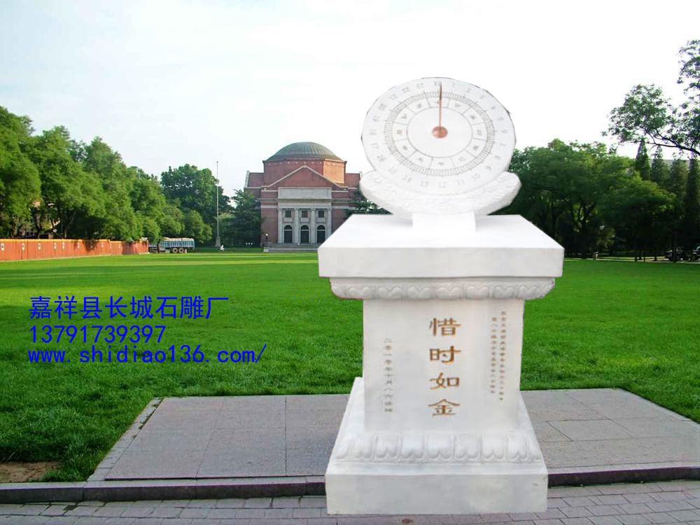 漢白玉日晷在古代亦有與日月同行之謂，是皇權(quán)的象征，取其與時俱進之意，玉既為天下至美之物，也是極具價值的藝術(shù)珍藏品。