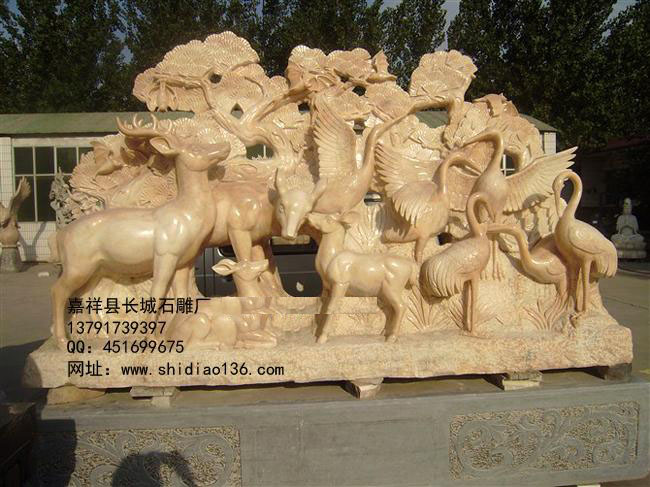 石雕鹿和鶴都是風(fēng)水中代表健康長壽的靈物。鹿童、鶴童仙子是老壽星南極仙翁壇下的高徒。“鹿鶴銜芝”吉祥物，梅花鹿臥一大壽桃旁，一仙鶴并立，鹿鶴共同銜一顆靈芝仙草。寓示延年益壽、健康吉祥、永葆青舂。